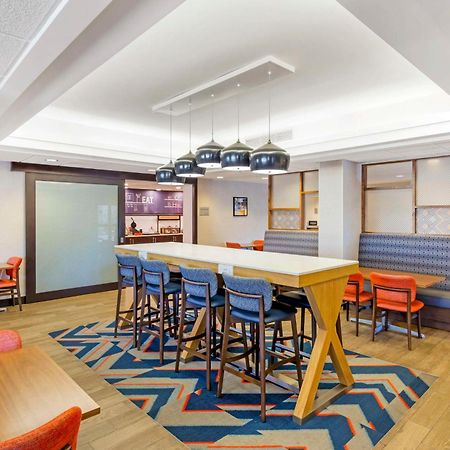 Hampton Inn Мебън Екстериор снимка