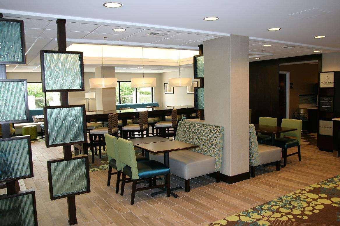 Hampton Inn Мебън Екстериор снимка