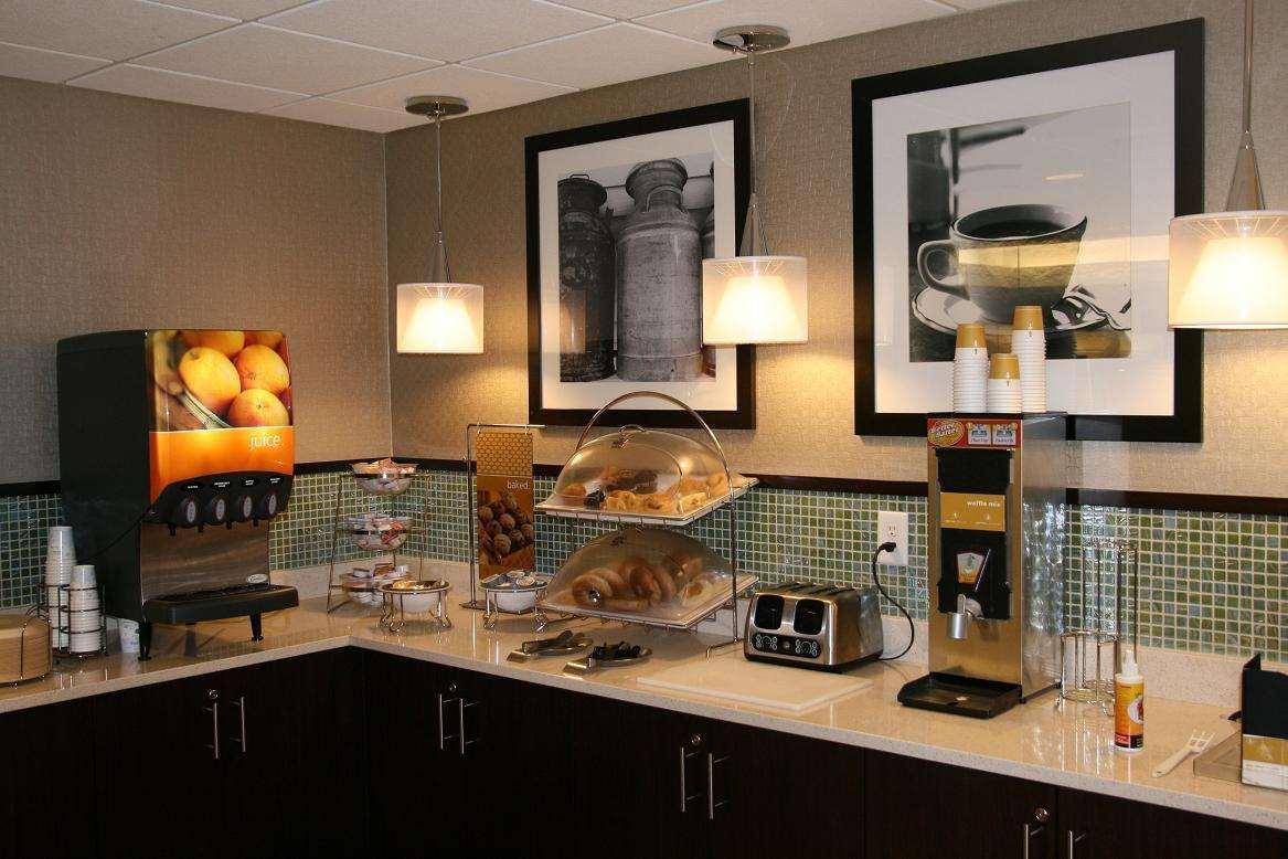 Hampton Inn Мебън Екстериор снимка