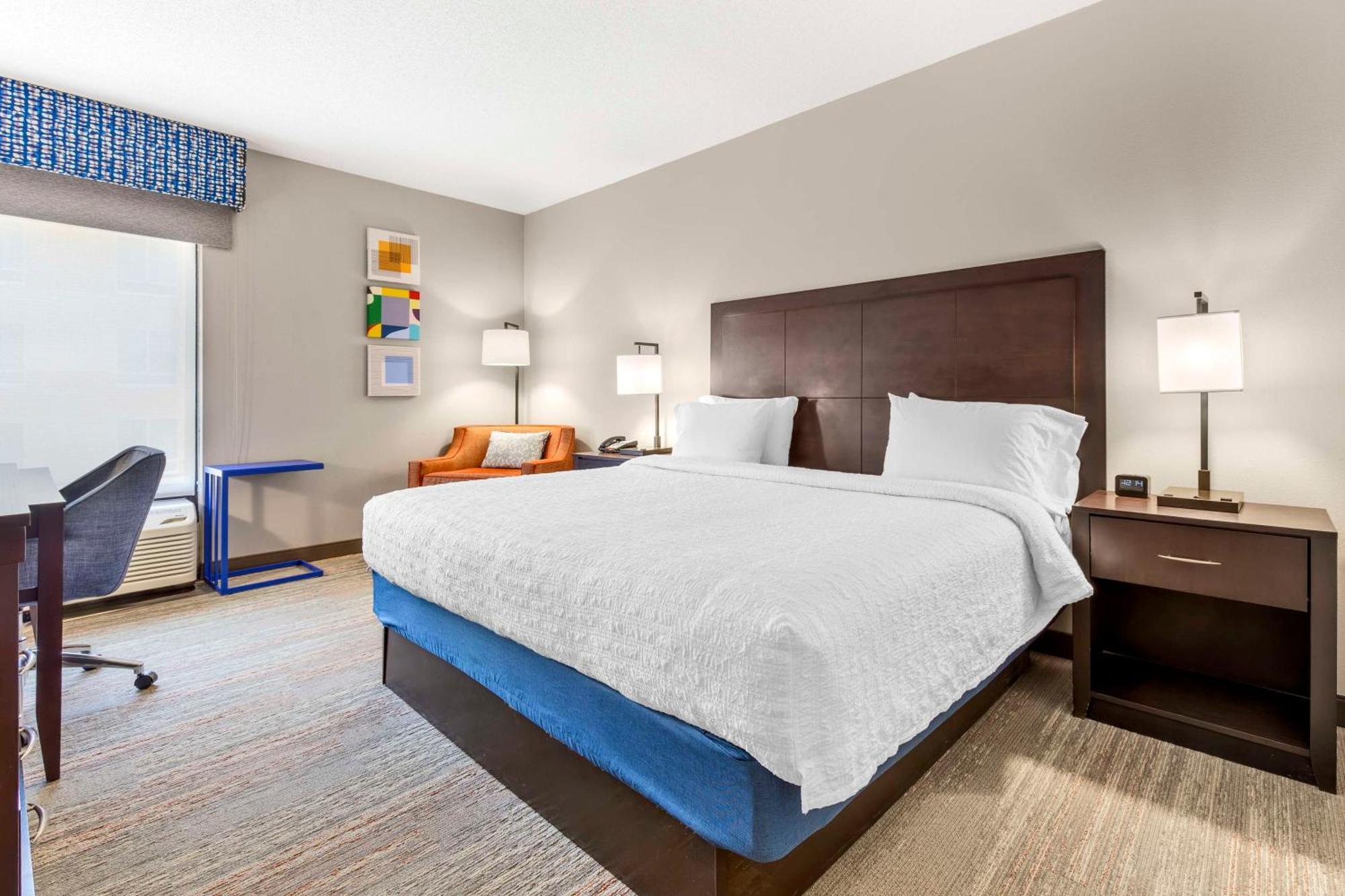 Hampton Inn Мебън Екстериор снимка