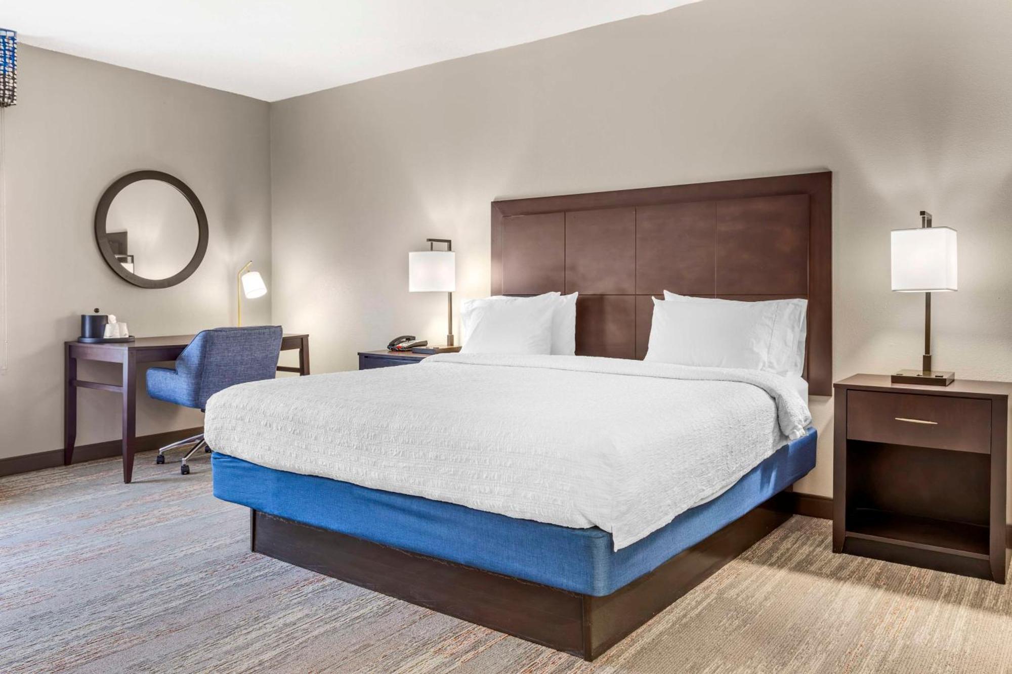 Hampton Inn Мебън Екстериор снимка