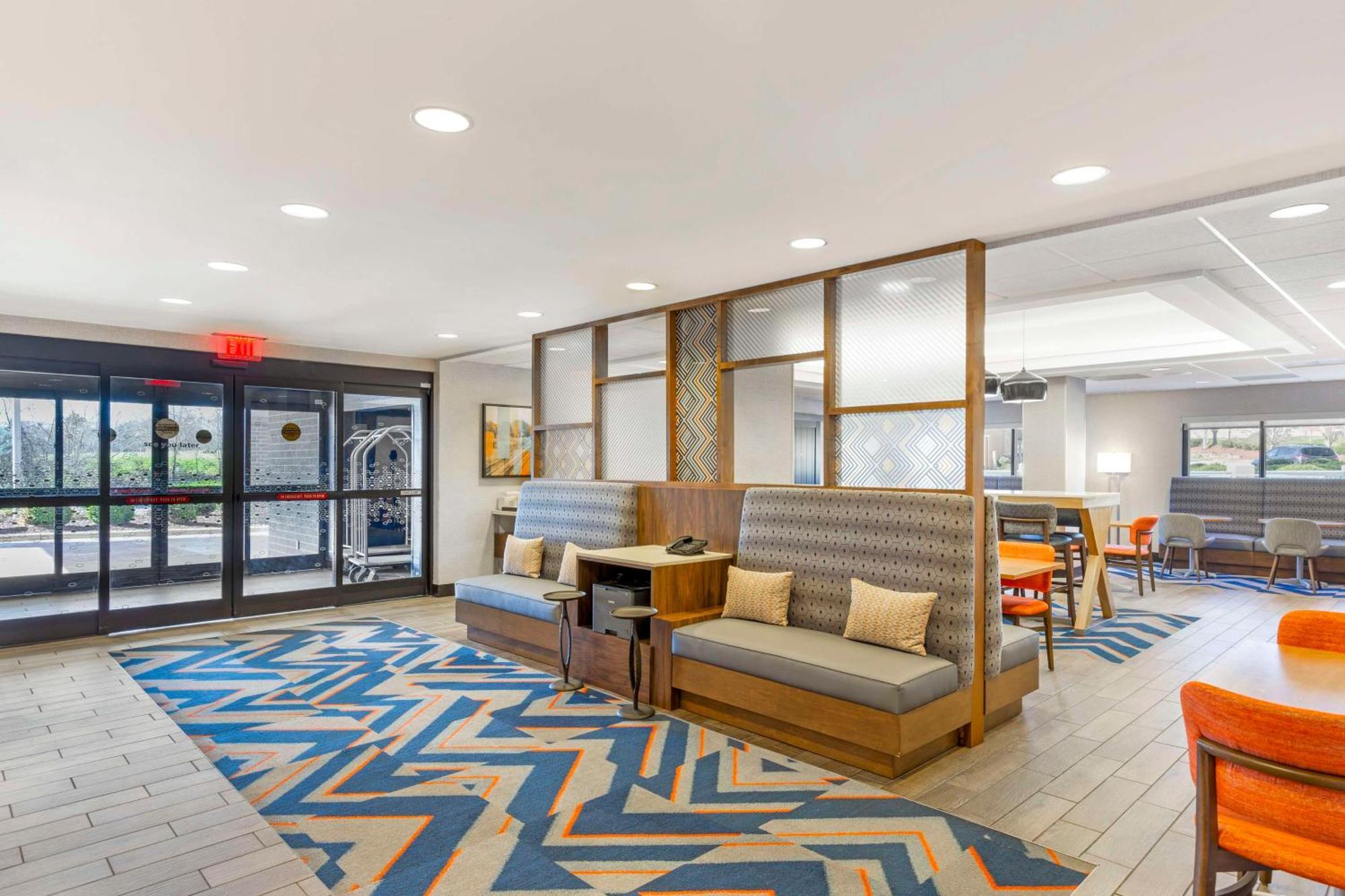 Hampton Inn Мебън Екстериор снимка