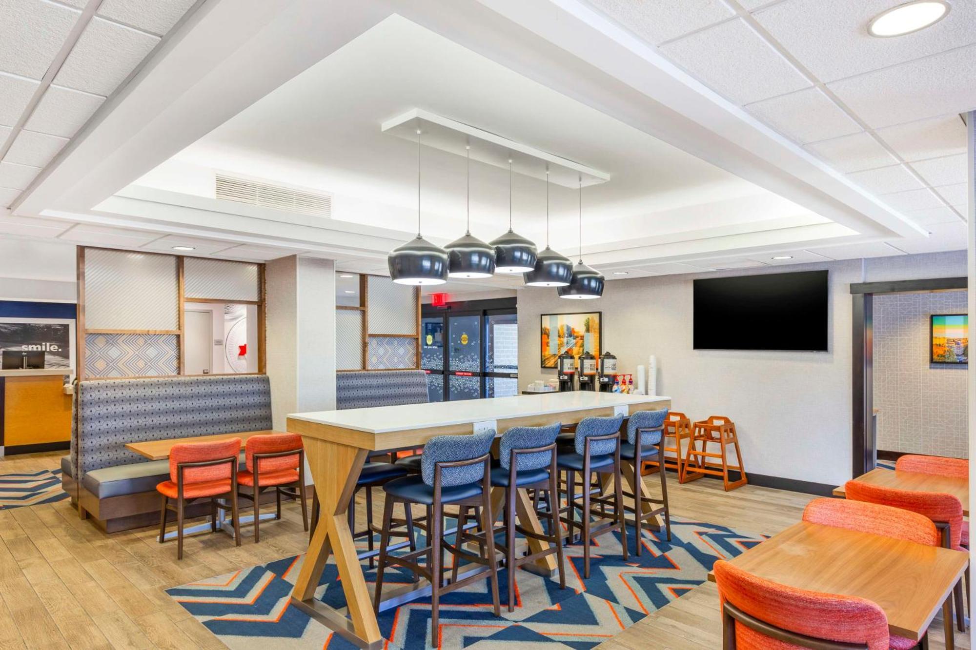 Hampton Inn Мебън Екстериор снимка