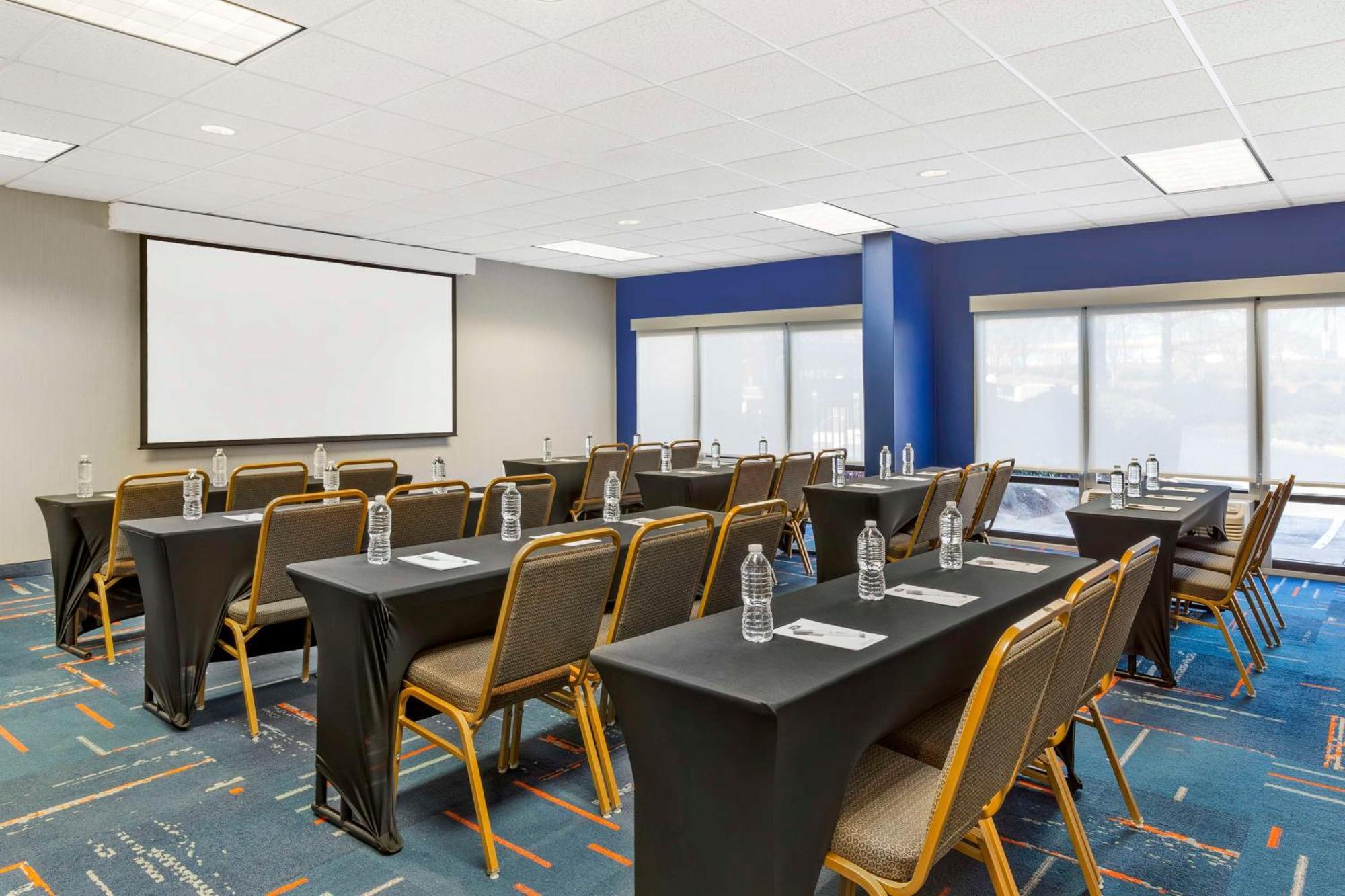 Hampton Inn Мебън Екстериор снимка