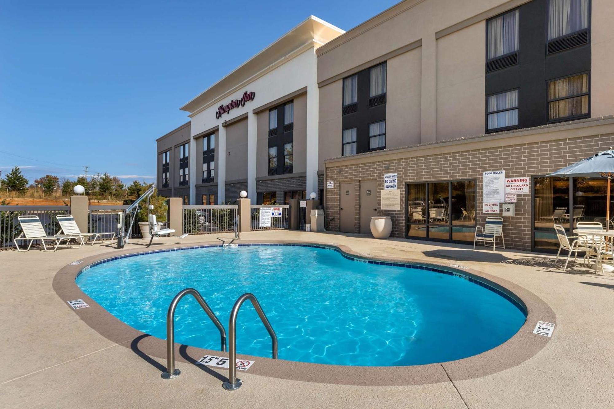Hampton Inn Мебън Екстериор снимка